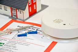 Rauchmelder mit Haus Foto: Rauchmelder mit Haus